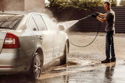 El calor del sol hace que el agua se evapore más rápido, antes de poder enjuagar adecuadamente