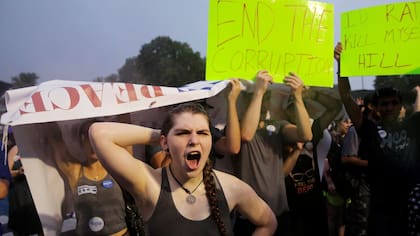 El calor infernal no impidió las protestas fuera del centro de convenciones