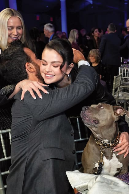 El caluroso abrazo con Selena Gomez ante la mirada de Kuma. 