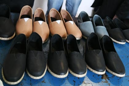 El calzado es uno de los productos que se elaboran en los talleres de la Unidad 28