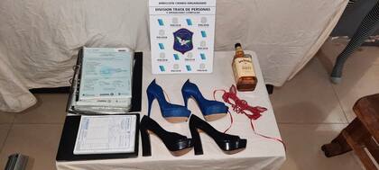 El calzado que el sospechoso, según los investigadores, les hacía poner a sus víctimas