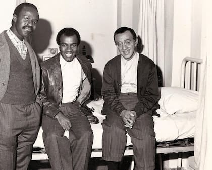 El camaleónico Leonard Zelig se transforma para pasar desapercibido en todos los grupos y nunca ser considerado una amenaza