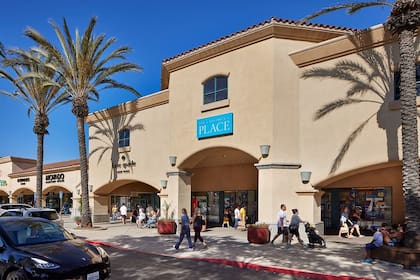 El Camarillo Premium Outlets está ubicado en 740 E Ventura Blvd, al norte de Los Ángeles y al sur de Santa Bárbara