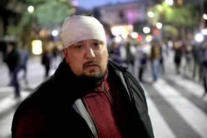 Fabio Soria, camarógrafo de LN agredido en la manifestación frente al consulado