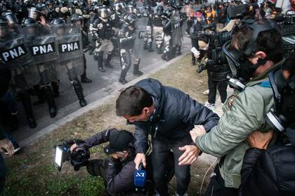 El camarógrafo y cronista de LN+ sufrieron fuerte caída durante el avance de la Policía