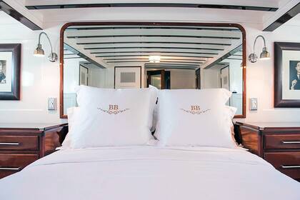 El camarote principal es una invitación a viajar en el tiempo