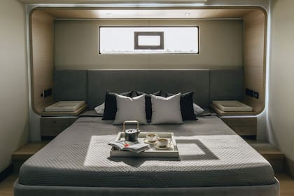 El camarote principal está al nivel del agua. Respaldo cama (Grevy). Entelado paredes (Italvipla).