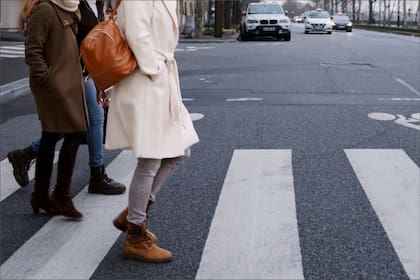 El cambio al código de la ciudad de Arizona que afecta al tránsito impondrá un cargo penal a quienes cruzan la calle mal por segunda vez