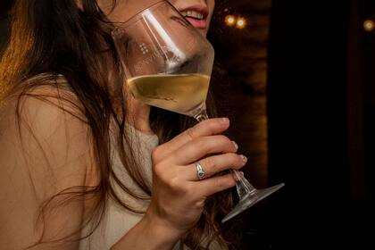 El cambio de escenario respecto del debut abierto al público —en diciembre de 2024, en el Monasterio de Santa Catalina— refuerza el pulso de experiencia: arquitectura emblemática, circulación amplia y curaduría afinada por el panel de sommeliers del club