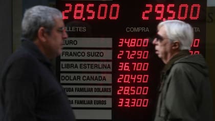 El cambio de moneda y envío de remesas puede resultar poco favorable para algunas personas