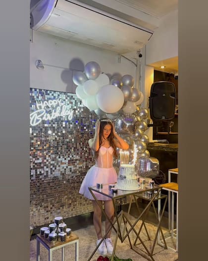 El cambio de outfit de Nina, con vestido corto y zapatillas, para disfrutar del baile con comodidad