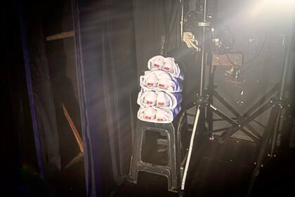 El cambio de vestuario en escena implica que "entre patas" se encuentren las prendas y el calzado organizados