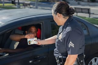 Si cometes una infracción, tu jefe lo sabrá: el cambio del DMV que afecta a conductores