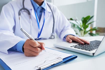 El cambio se produjo tras meses de presión por parte de organizaciones médicas y abogados, quienes citaron la escasez generalizada de médicos