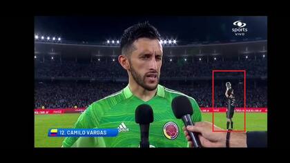 El cameo de Dibu Martínez en plena entrevista con el arquero colombiano (Foto: Captura de video)