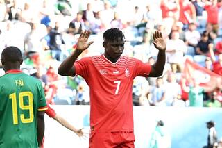 Suiza le ganó a Camerún con un tanto que su autor no festejó