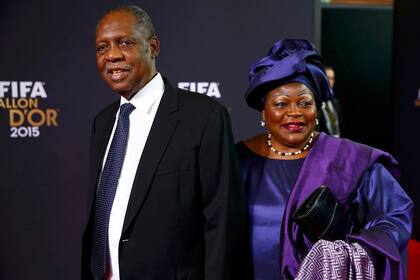 El camerunés Hayatou, presidente de la FIFA, y su mujer, a la entrada de la gala. Evitó hablar del escándalo