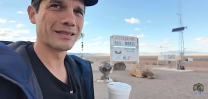 El camino al Área 51 tiene diferentes zonas de recreación con temáticas extraterrestres (YouTube/PlanetaJuan)