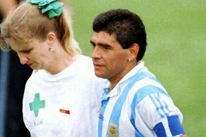 La enfermera se lleva de un brazo a Maradona luego del 2-1 sobre Nigera en Estados Unidos ´94; fue el último de los 91 partidos del capitán en el seleccionado.