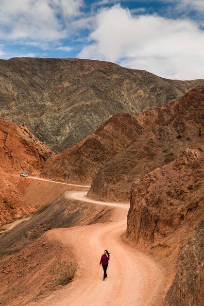 El Camino de los Colorados rodea al famoso Cerro de los 7 colores, desde Purmamarca.