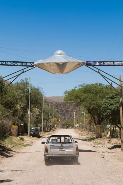 El camino hasta la base del cerro lleva unos pocos minutos en auto desde el centro del pueblo. 