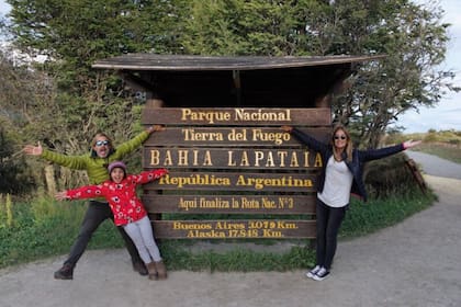 El camino no fue solo paisajes que llenaron sus ojos. Hubo pinchazos, tormentas, noches de lluvia en la van y decisiones rápidas bajo presión.