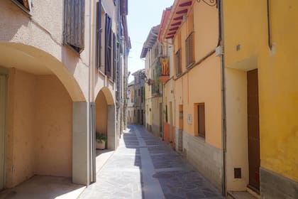 El camino principal atraviesa el núcleo histórico, flanqueado por viviendas que conservan el trazado medieval