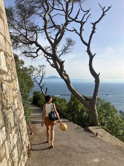 El camino que recorre la cresta del Peñón con vistas infinitas al Estrecho.