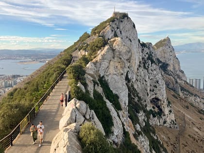El camino que recorre la cresta del Peñón con vistas infinitas al Estrecho.