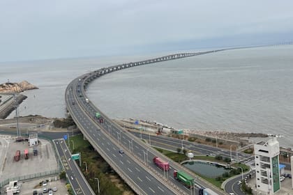 El camino que va al puerto de aguas profundas de Yangshan, ubicado 32 kilómetros mar adentro, lo que asegura suficiente calado