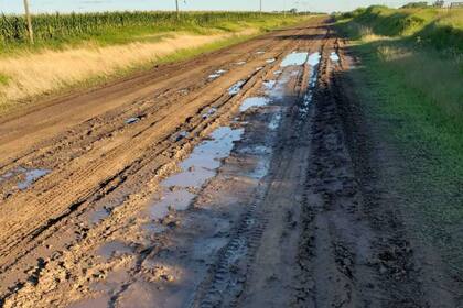 El camino rural lleva a la ruta 188
