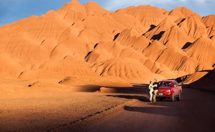 El camino zigzagueante serpentea a través de las dunas fósiles, adornadas con miles de picos de arcilla y cristales de yeso.