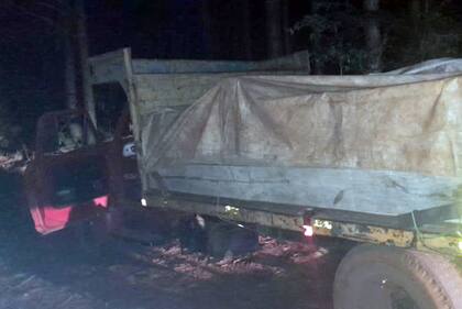 El camión abandonado donde se encontró la carga oculta