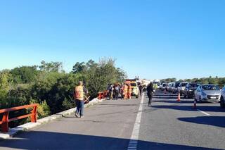 Un camión rompió la baranda de protección de un puente y cayó al río Carcarañá: el conductor se salvó
