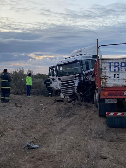El camión con semiremolque se dirigía hacia Buenos Aires. FM Exitos Conesa