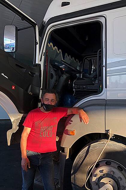 El camión de carga de Miguel, su hogar hace 30 años