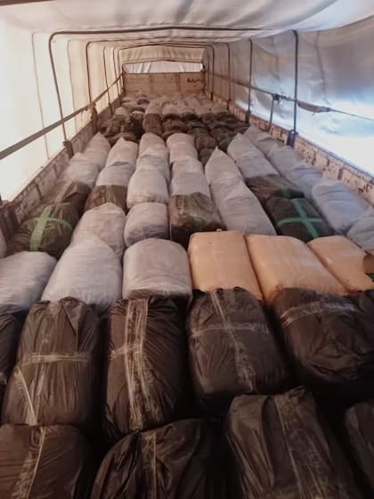 El camión de cargas con los paquetes de hojas de coca encintadas.