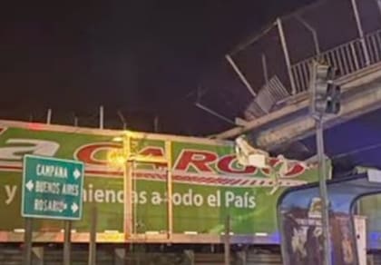 El camión de color verde transitaba la mano contraria al azul