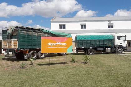 El camión de Huevo, frente a la sede de Dignamente