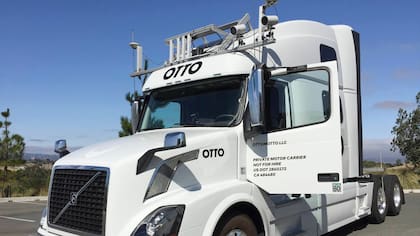 Un camión autónomo de Otto; lleva en el techo múltiples sensores para ayudar en la conducción autónoma