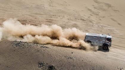 El camión de Sugawara, en acción durante una de las etapas del Dakar