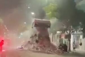 El camión descargó la basura en un carril de avenida Belgrano