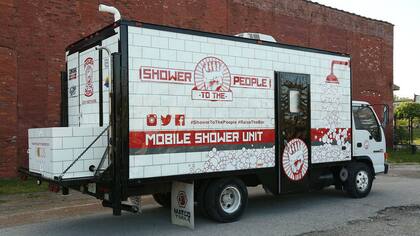 El "camión ducha" de Shower to the People