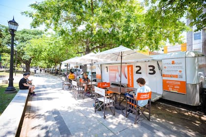 El camión equipado con tres consultorios, en este caso en La Plata.