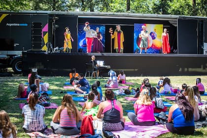 El camión-escenario donde se representa la ópera La flauta mágica