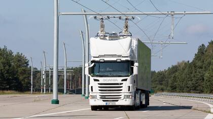El camión híbrido de Siemens y Scania, junto al sistema electrificado