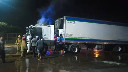 El camión incendiado en el frigorífico Swift de Villa Gobernador Gálvez