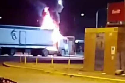El camión incendiado en el frigorífico Swift de Villa Gobernador Gálvez