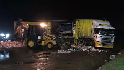 El camión llevaba aerosoles; el micro regresaba de un tour de compras