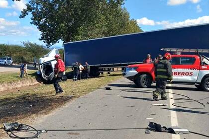 El camión que chocó contra el vehículo